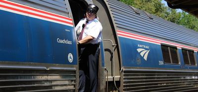 在佛罗里达州的迪兰火车站，美国铁路客运列车上的列车员。