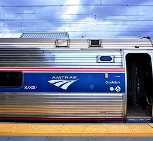 美国铁路公司(Amtrak)在联合车站的东北地区列车，沿东北走廊连接华盛顿和纽约。