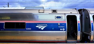 美国铁路公司的东北地区列车在联合车站从华盛顿连接到东北走廊上的纽约。