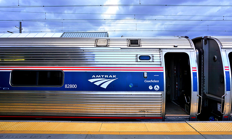 美国铁路公司(Amtrak)在联合车站的东北地区列车，沿东北走廊连接华盛顿和纽约。