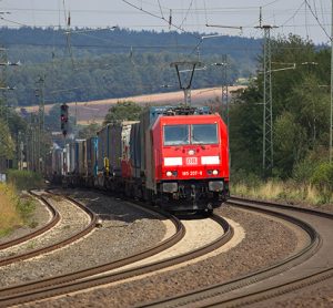 DB (Deutsche Bahn)现代机车与集装箱货车在轨道上行驶。