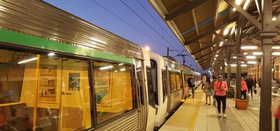 一辆机车停在西澳大利亚州珀斯的一个车站