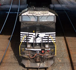 诺福克南方火车头沿着哈里斯堡线经过宾夕法尼亚州福吉谷国家历史公园。