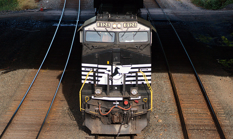 沿着哈里斯堡线的诺福克南方火车头，经过宾夕法尼亚州福吉谷的福吉谷国家历史公园。