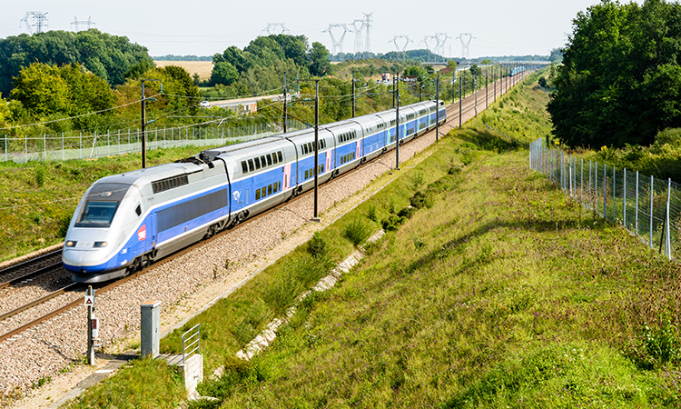 由法国SNCF公司生产的双层TGV双层高速列车，采用大西洋涂装