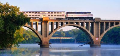一列弗吉尼亚特快铁路通勤列车驶过拉帕汉诺克河。
