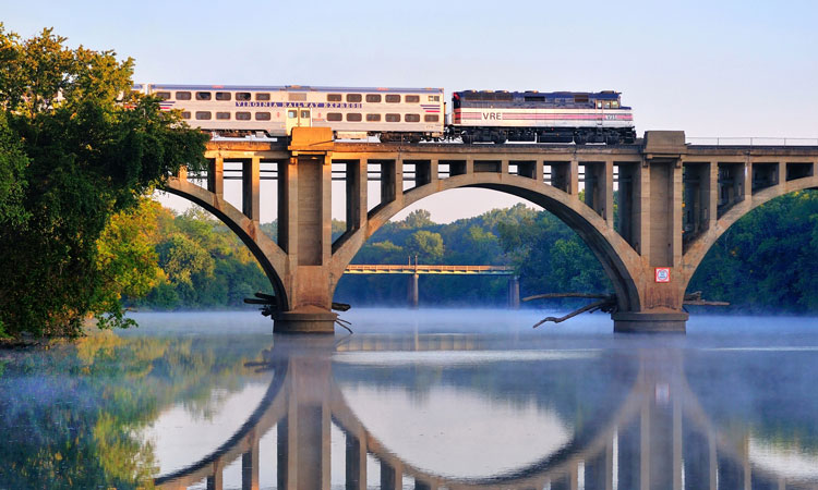 一辆弗吉尼亚铁路特快通勤列车正驶过拉帕汉诺克河。