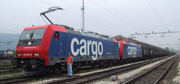 图1:SBB Cargo Re 484是TRAXX平台的第一辆多系统机车。它被设计为四系统跨界机车。Re 484目前在瑞士和意大利之间运行
