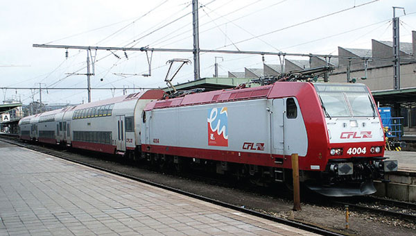 图3:4000级CFL是一种15 + 25kVAC的机车，在卢森堡、德国、法国和比利时运行。它配备了一个类似DB Regio br146型机车的乘客信息系统
