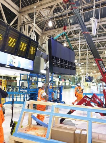 伦敦滑铁卢车站试运行新型LED乘客信息屏幕